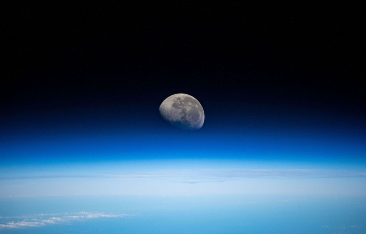 ירח מעל האופק באוקיינוס ​​השקט (צילום: נאס"א)